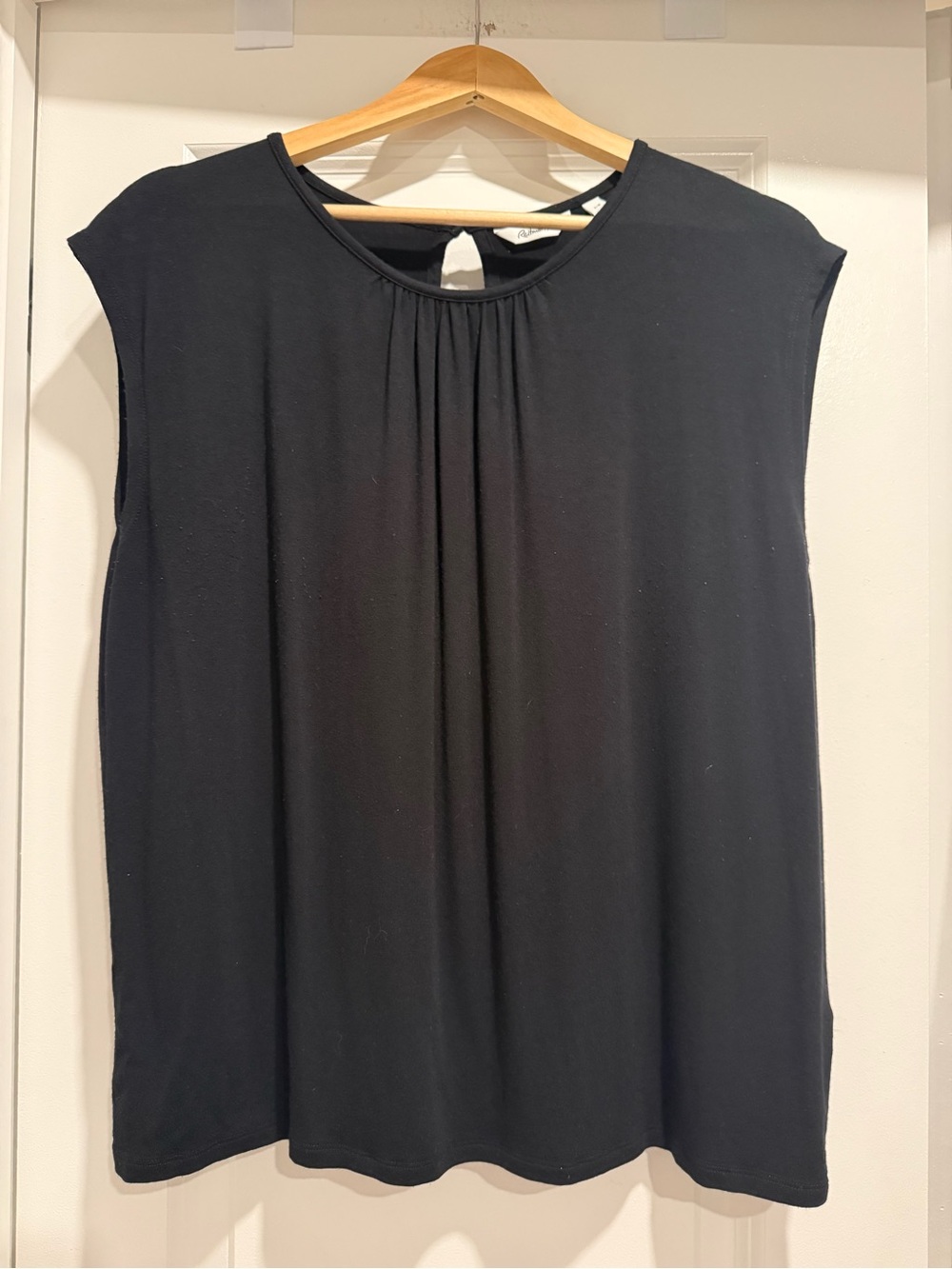Reitman’s Black Crewneck Pleated Front Women's Top - Large